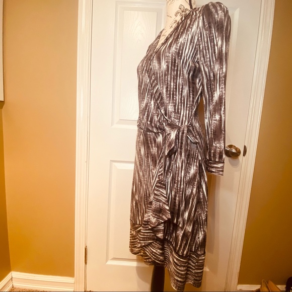 BCBGMAXAZRIA long sleeve wrap dress. Sz Medium. - Picture 4 of 6
